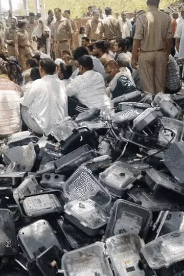 आगरा में स्मार्ट मीटर के खिलाफ उबाल: महिलाओं ने उखाड़े मीटर, बिजली दफ्तर में फेंककर किया प्रदर्शन