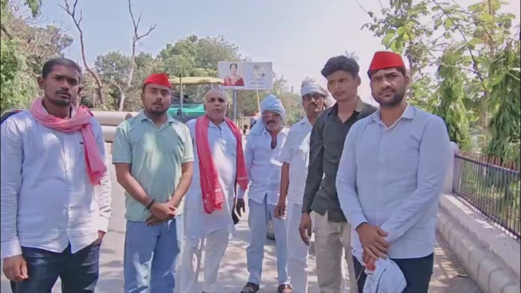 रामनगर में अखिलेश के खिलाफ पोस्टर लगे, सपा कार्यकर्ताओं ने फाड़े: भाजपा पर छवि खराब करने का आरोप; PAC तिराहे पर हुआ प्रदर्शन