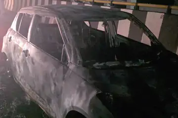 सारनाथ फ्लाईओवर पर दौड़ती कार बनी आग का गोला, चालक समेत दो लोग बाल-बाल बचे