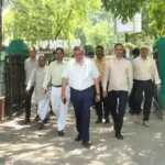 काशी विद्यापीठ के कुलपति पैदल पहुंचे दफ्तर: बोले- ईंधन बचाना समय की जरूरत, छात्रों से भी की अपील