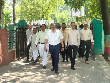 काशी विद्यापीठ के कुलपति पैदल पहुंचे दफ्तर: बोले- ईंधन बचाना समय की जरूरत, छात्रों से भी की अपील