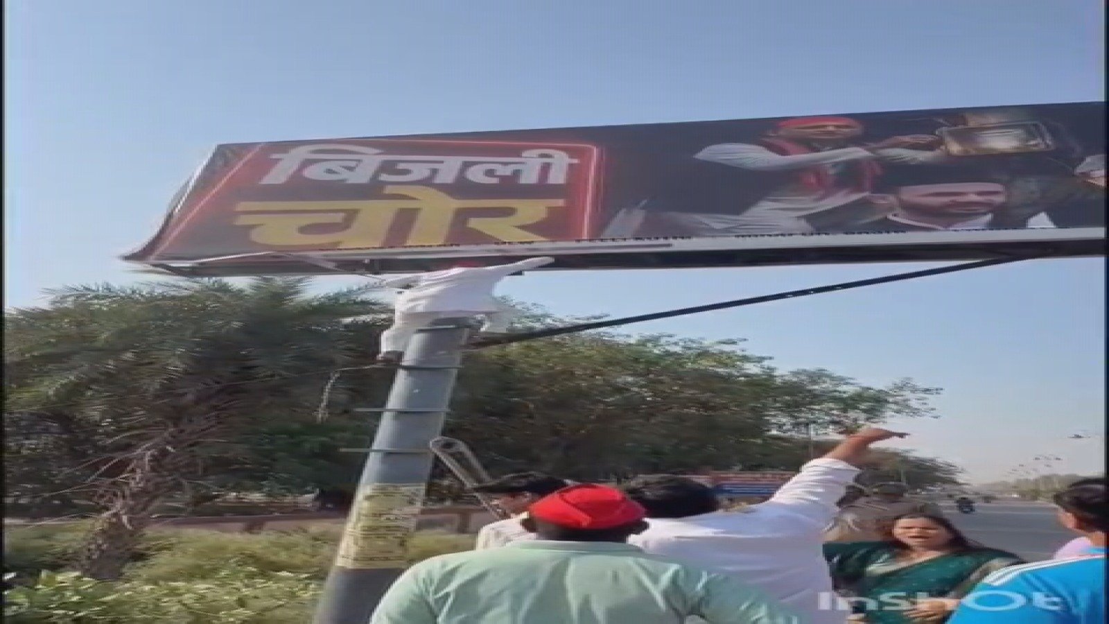 रामनगर में अखिलेश के खिलाफ पोस्टर लगे, सपा कार्यकर्ताओं ने फाड़े: भाजपा पर छवि खराब करने का आरोप; PAC तिराहे पर हुआ प्रदर्शन