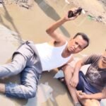 राजातालाब में अनोखा विरोध: सीवर के गंदे पानी के बीच सड़क पर लेटकर युवक ने जताया आक्रोश
