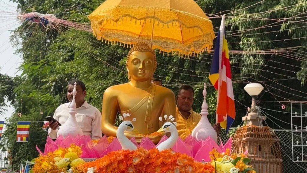सारनाथ में बुद्ध पूर्णिमा पर उमड़ा जनसैलाब, शाम को 5000 दीपों से जगमगाएगा मंदिर