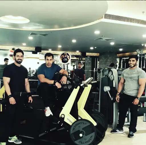 लखनऊ से ब्रिटेन तक की पढ़ाई के बाद प्रतीक यादव ने राजनीति से दूरी बनाकर कारोबार और रियल एस्टेट में बनाई पहचान