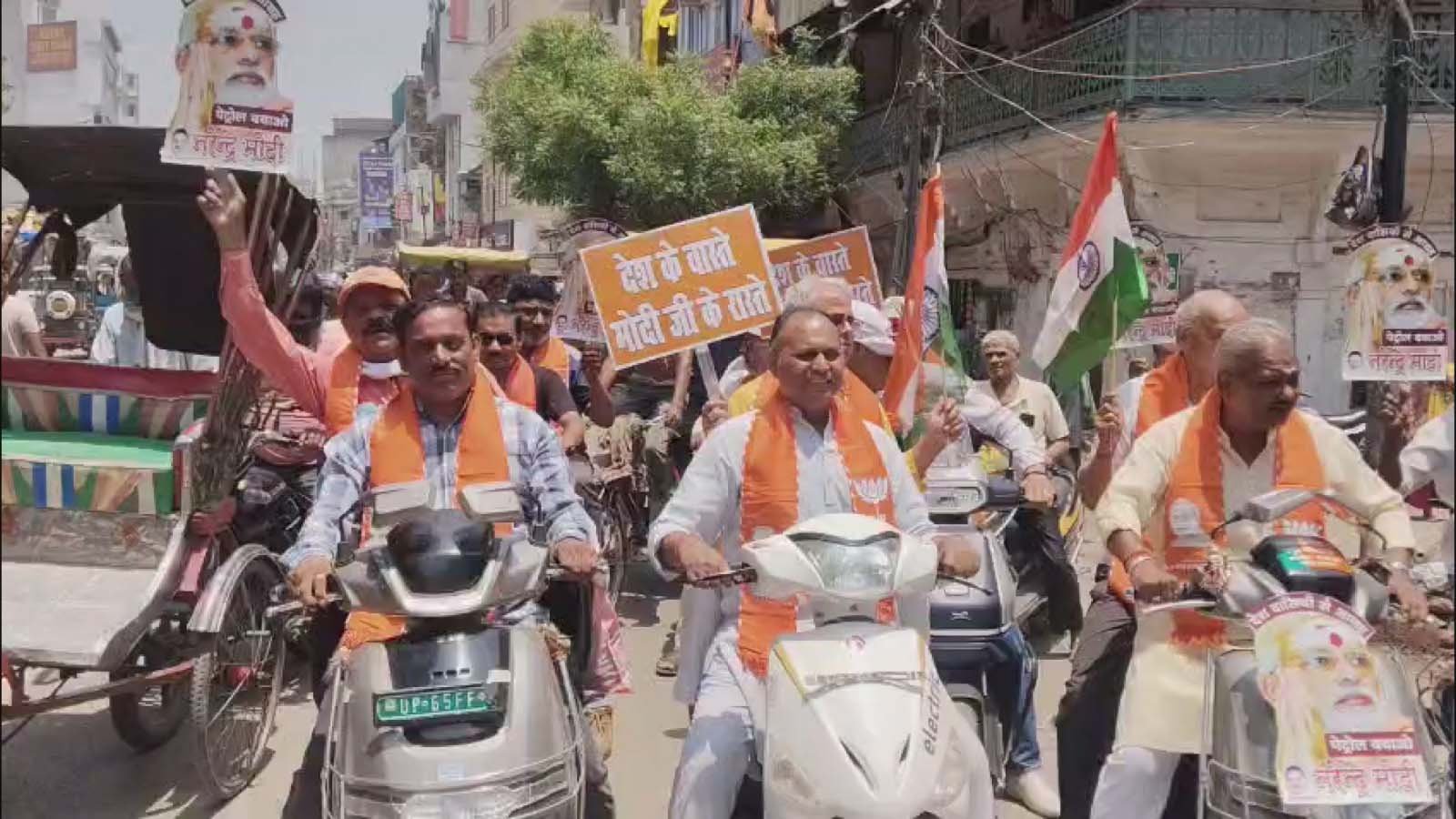 वाराणसी में “पेट्रोल बचाओ जागरूकता अभियान” के तहत इलेक्ट्रिक स्कूटी रैली का आयोजन