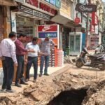 नगर आयुक्त का साजन तिराहा पर औचक निरीक्षण