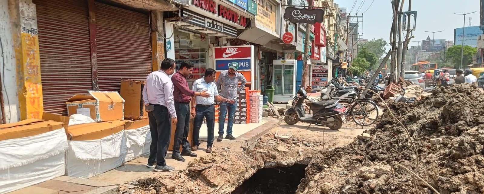 नगर आयुक्त का साजन तिराहा पर औचक निरीक्षण