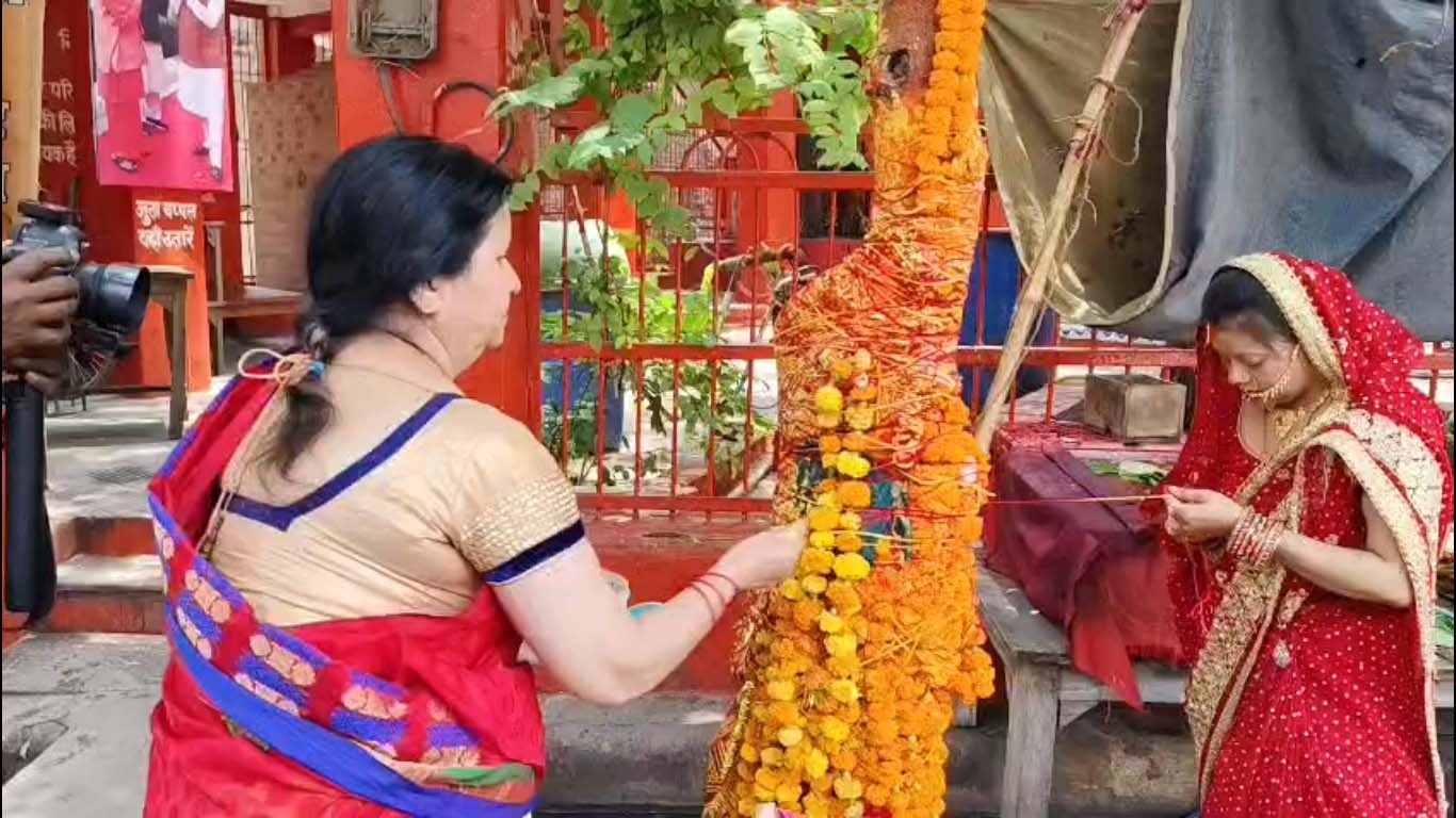 काशी में वट सावित्री व्रत की धूम: सुहागिनों ने बरगद पूजन कर मांगा अखंड सौभाग्य, पति की लंबी उम्र के लिए रखा निर्जला व्रत