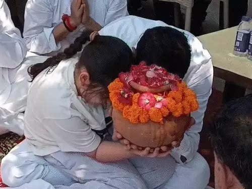 हरिद्वार में नम आंखों के बीच हुआ प्रतीक यादव का अस्थि विसर्जन