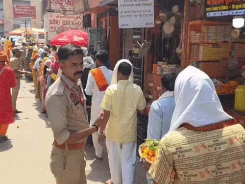 जेठ की तपिश पर भारी पड़ी आस्था, बाबा विश्वनाथ के दरबार में उमड़ा श्रद्धालुओं का सैलाब