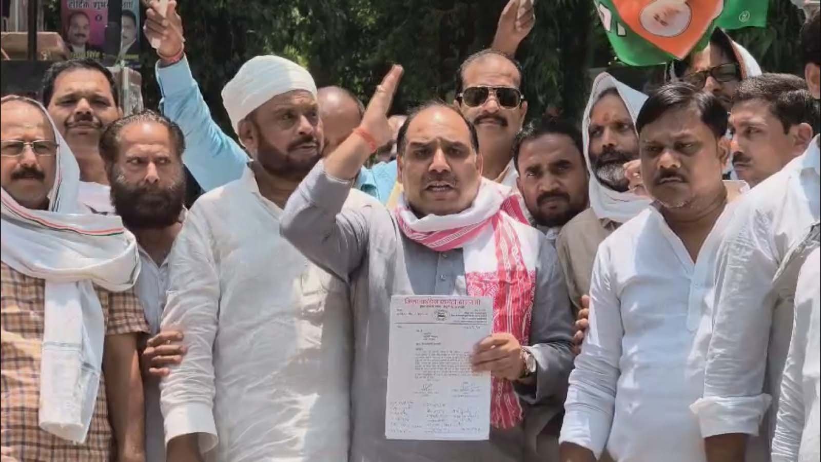 पेट्रोल-डीजल और रसोई गैस की बढ़ती कीमतों के खिलाफ कांग्रेस का प्रदर्शन, राष्ट्रपति के नाम सौंपा ज्ञापन