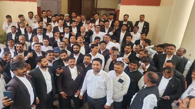 लखनऊ लाठीचार्ज के विरोध में वाराणसी में ठप रहा न्यायिक कामकाज