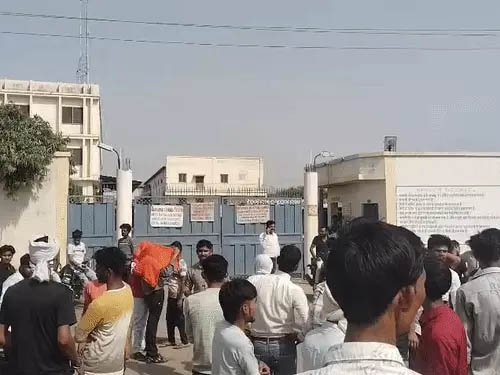 कानपुर में बिस्कुट फैक्ट्री के मजदूरों का प्रदर्शन, वेतन और सुरक्षा सुविधाओं को लेकर हड़ताल