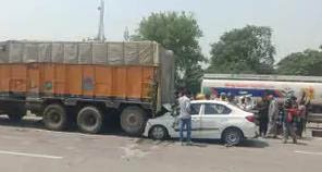हाईवे पर खड़े ट्रक में घुसी तेज रफ्तार कार
