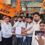 बीएचयू में एमए इतिहास प्रश्न पर विवाद, छात्र संगठनों का विरोध प्रदर्शन