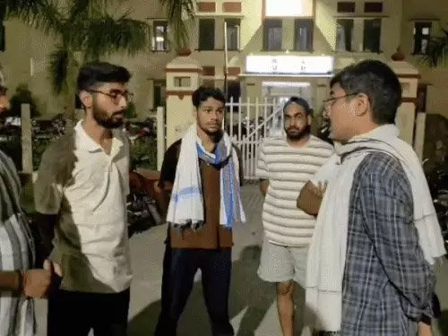बीएचयू के तिलक छात्रावास में आधी रात बवाल: वार्डन पर छात्र से दुर्व्यवहार और भोजन फिंकवाने का आरोप, छात्रों ने उठाई कार्रवाई की मांग