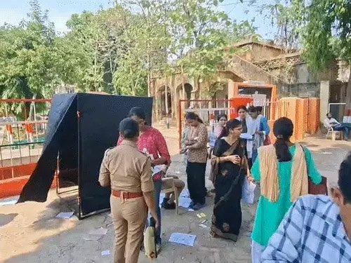कड़ी सुरक्षा के बीच वाराणसी में लेखपाल भर्ती परीक्षा सम्पन्न, 43 केंद्रों पर उमड़े हजारों अभ्यर्थी