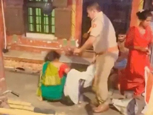 काशी में ड्यूटी के दौरान विवाद ने लिया हिंसक रूप, महिला और हेड कॉन्स्टेबल के बीच मारपीट का वीडियो वायरल