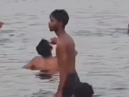 वाराणसी में वायरल वीडियो से मचा हड़कंप, मां गंगा के बीच बियर पीते नजर आए युवक