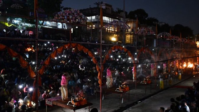 वाराणसी में बिजली संकट गहराया: सामनेघाट में 12 घंटे ब्लैकआउट, अंधेरे में हुई अस्सी घाट की गंगा आरती