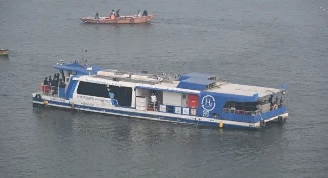 गंगा पर दौड़ेगी वाटर मेट्रो, जल परिवहन को मिलेगी नई दिशा