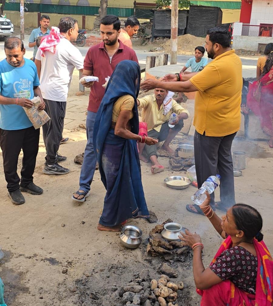 भीषण गर्मी में पंचकोश यात्रियों की सेवा, पानी व सत्तू का वितरण