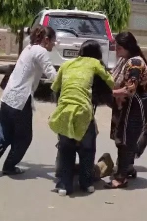 MGKVP में ‘मोटी’ बोलने पर बढ़ा विवाद, छात्राओं के बीच हाथापाई का वीडियो वायरल