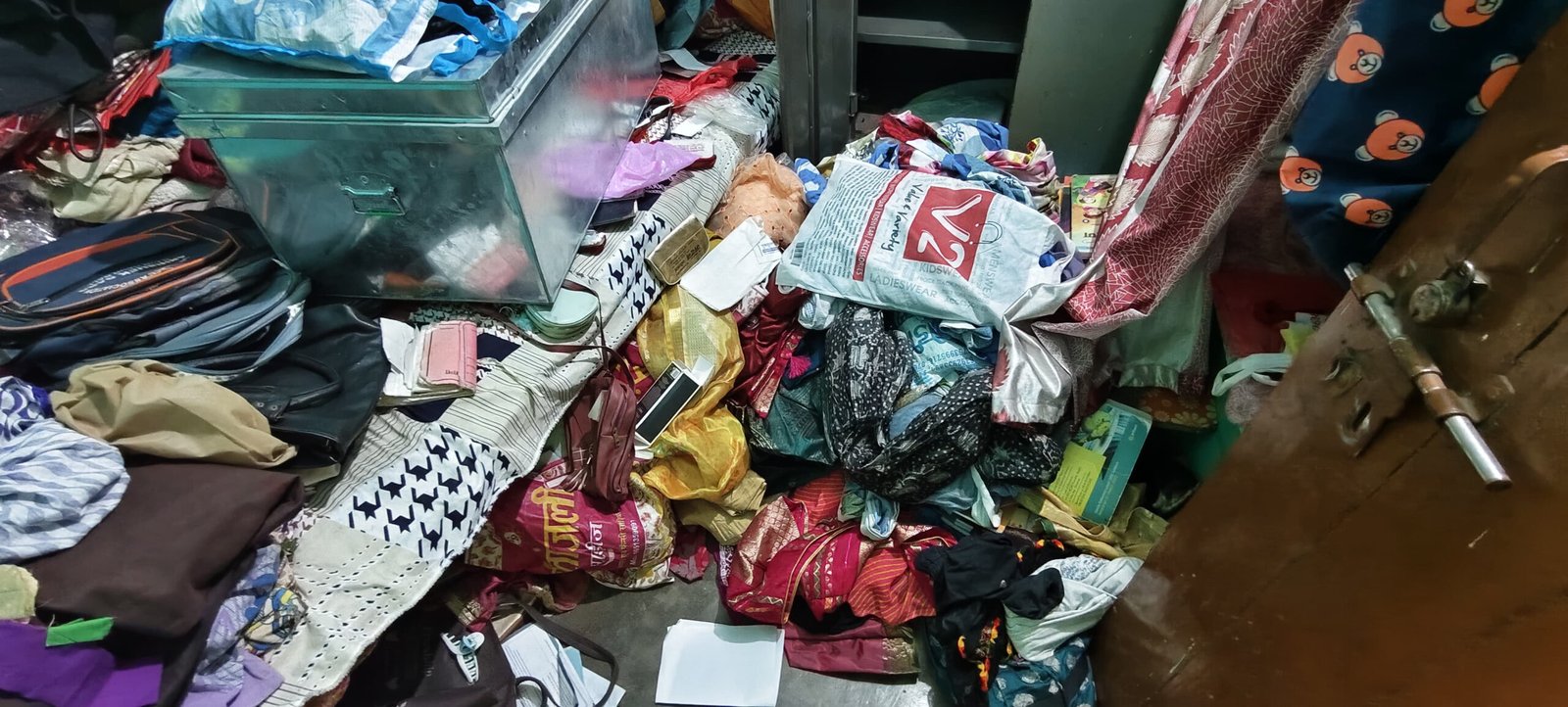 वाराणसी में बंद मकान को चोरों ने बनाया निशाना, 20 लाख के जेवरात और 25 हजार नकद चोरी, इलाके में दहशत