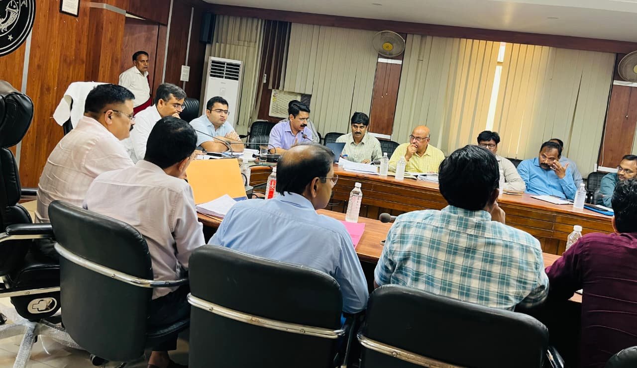 वाराणसी: लंबित विकास परियोजनाओं को शीघ्र पूरा करने के जिलाधिकारी ने दिए सख्त निर्देश, समीक्षा बैठक में प्रगति पर जताई नाराजगी