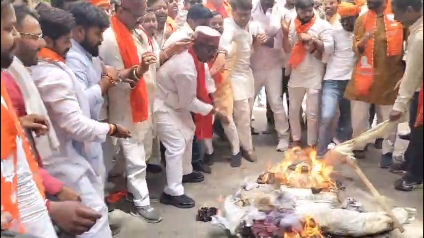 वाराणसी में भाजपा का जोरदार प्रदर्शन: राहुल गांधी और अजय राय का फूंका पुतला, DM ऑफिस के बाहर हंगामा
