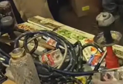 वाराणसी में आधी रात पुलिस का बड़ा एक्शन: ग्राहक बनकर पहुंचे सिपाही, दो अवैध हुक्का बारों पर छापा