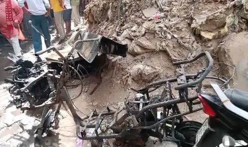कुंजी टोला में इलेक्ट्रिक स्कूटी में लगी आग, तीन वाहन जलकर खाक