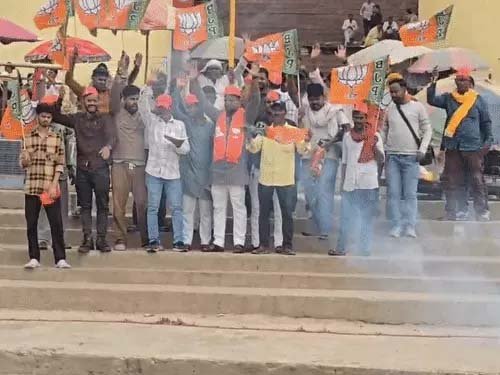 बंगाल के रुझानों से यूपी में जश्न का माहौल: काशी के घाटों पर शंखनाद, BJP कार्यकर्ताओं ने मनाई खुशी