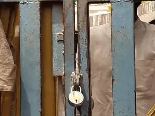 वाराणसी: ईद से पहले बेनियाबाग बकरा मंडी पर प्रशासन का ताला, व्यापारियों में आक्रोश