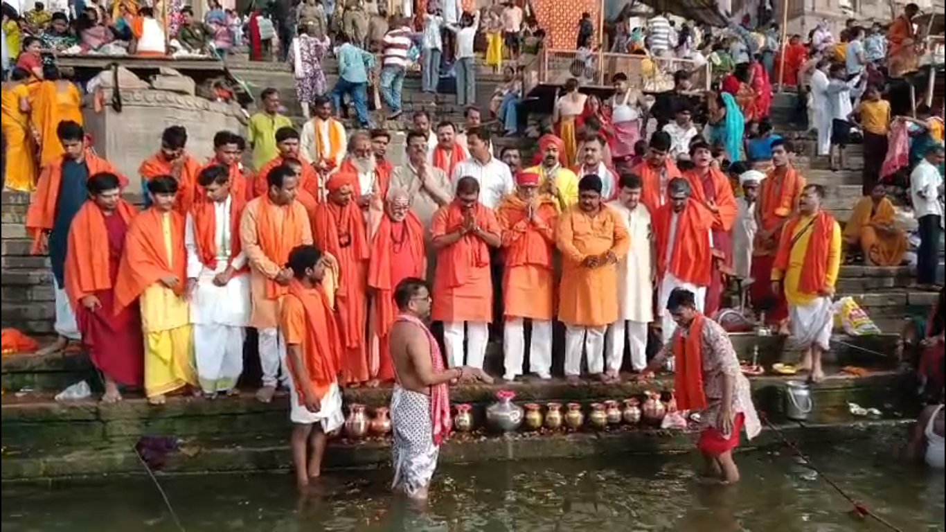 गंगा दशहरा पर काशी में श्रद्धा का संगम, वैदिक मंत्रोच्चार के बीच हुआ मां गंगा का दुग्धाभिषेक