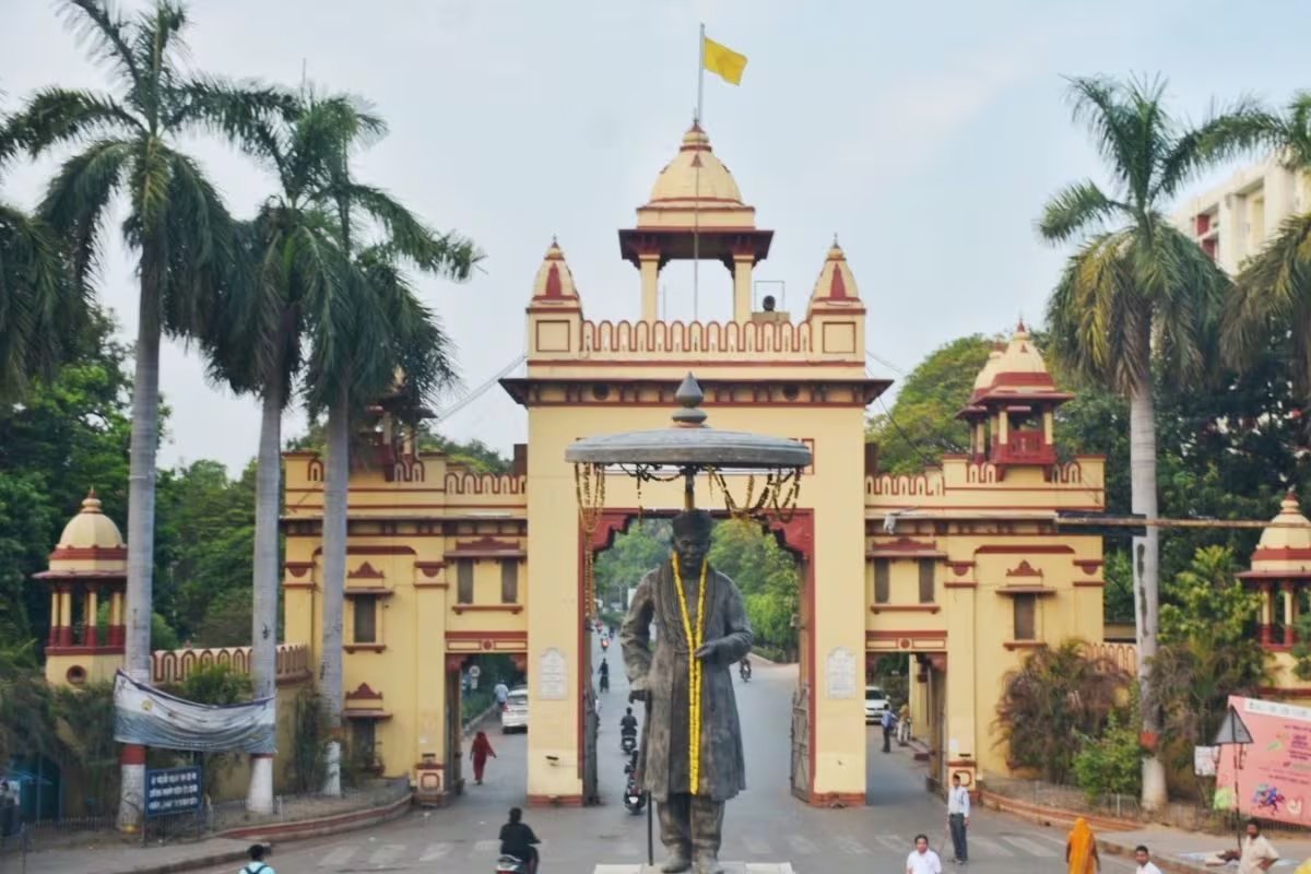 बीएचयू में पीएचडी प्रवेश को लेकर नया विवाद, ओबीसी टॉपर छात्रा ने लगाया भेदभाव का आरोप