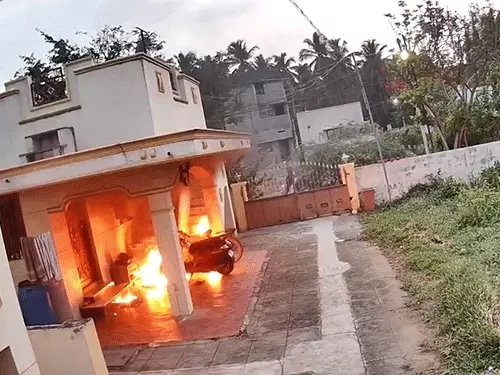 कोयंबटूर में ब्रेकअप के बाद सनसनीखेज वारदात: युवक ने प्रेमिका के घर पर फेंके पेट्रोल बम, बरामदे में लगी आग