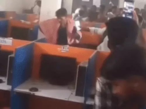प्रयागराज में SSC-GD परीक्षा केंद्र पर सर्वर फेल, छात्रों का हंगामा-तोड़फोड़ और चक्का जाम, परीक्षा रद्द