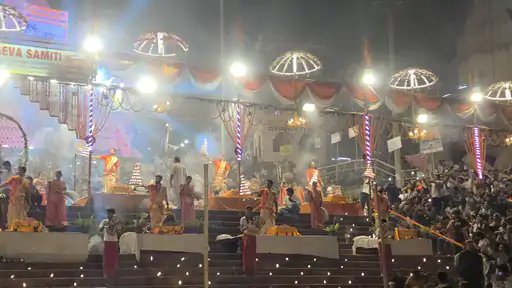 गंगा दशहरा पर काशी में दिखा दिव्य नजारा: 11 हजार दीपों से जगमगाए घाट, ‘हर-हर गंगे’ के जयघोष से गूंजी बनारस की शाम