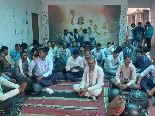 वाराणसी में लेखपालों का फूटा गुस्सा: SDM पर अभद्र भाषा और दबाव बनाने का आरोप, तहसील परिसर में धरना
