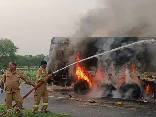 गोरखपुर में ट्रक-डंपर की भीषण भिड़ंत के बाद लगी आग, चालक और क्लीनर जिंदा जले