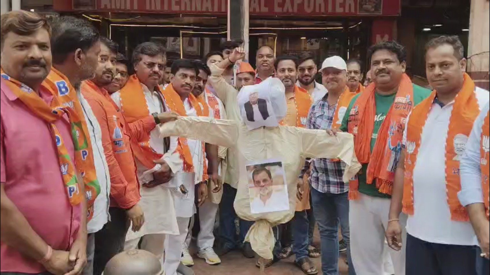 पीएम मोदी पर टिप्पणी को लेकर वाराणसी में भाजपा का प्रदर्शन, अजय राय और राहुल गांधी का फूंका पुतला