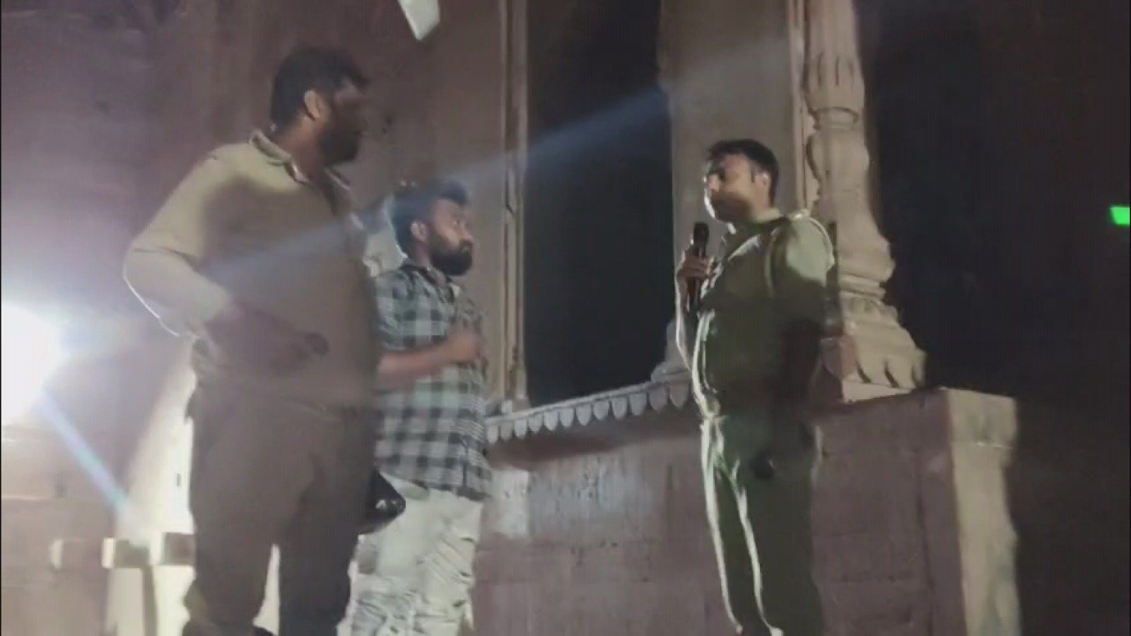 चेतसिंह घाट पर शराब पीते दो युवक गिरफ्तार, पुलिस ने बढ़ाई सख्ती