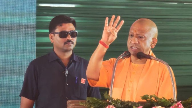 मधुबन नगर पंचायत में 130 करोड़ की 49 परियोजनाओं का लोकार्पण और शिलान्यास, सीएम योगी ने विकास और सुरक्षा पर दिया जोर