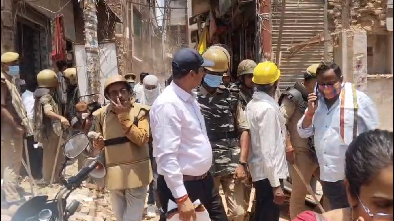 दालमंडी चौड़ीकरण परियोजना में फिर तेज हुआ ध्वस्तीकरण अभियान, सुरक्षा के बीच कई भवनों पर चला बुलडोजर