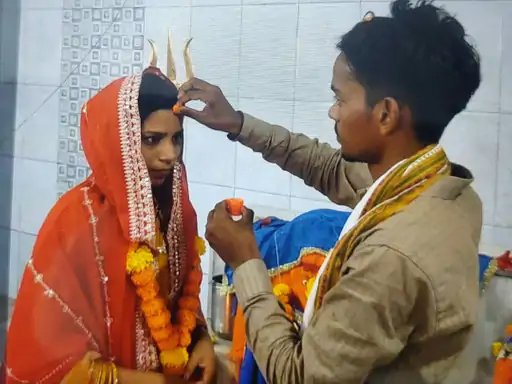 वाराणसी: अलग धर्म की युवती ने हिंदू युवक के संग मंदिर में की शादी, थाने में घंटों चली पंचायत