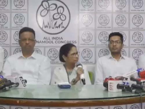 कोलकाता से बड़ी राजनीतिक हलचल: ममता बनर्जी ने इस्तीफा से किया इनकार, चुनाव प्रक्रिया पर उठाए सवाल