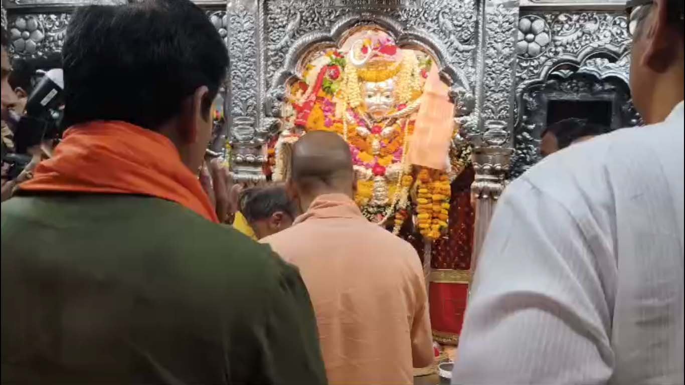 काशी पहुंचे सीएम योगी: विश्वनाथ-काल भैरव में किए दर्शन, VVIP मूवमेंट से शहर में सख्त सुरक्षा और ट्रैफिक डायवर्जन