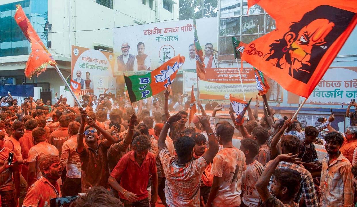 राजनीतिक हलचल तेज: बंगाल में शपथ समारोह की तैयारी, तमिलनाडु में सरकार गठन का दावा, हिंसा में बढ़ा तनाव